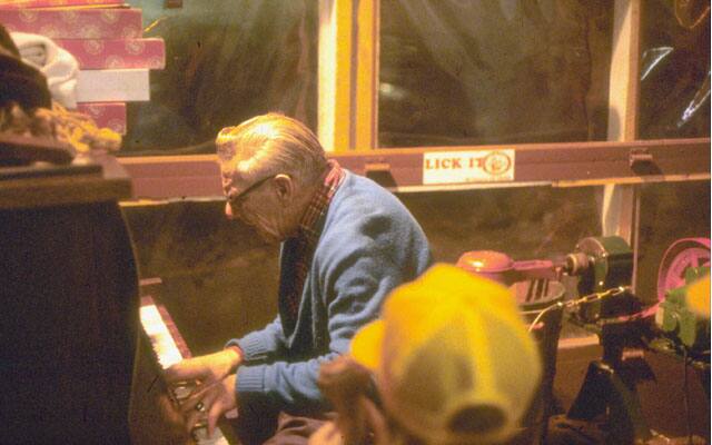 En pianist på innsiden av den første Ben & Jerry's.