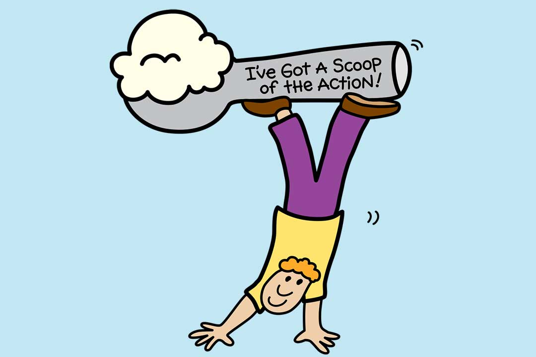 Mann som står på hendene og holder en iskremskje med bena