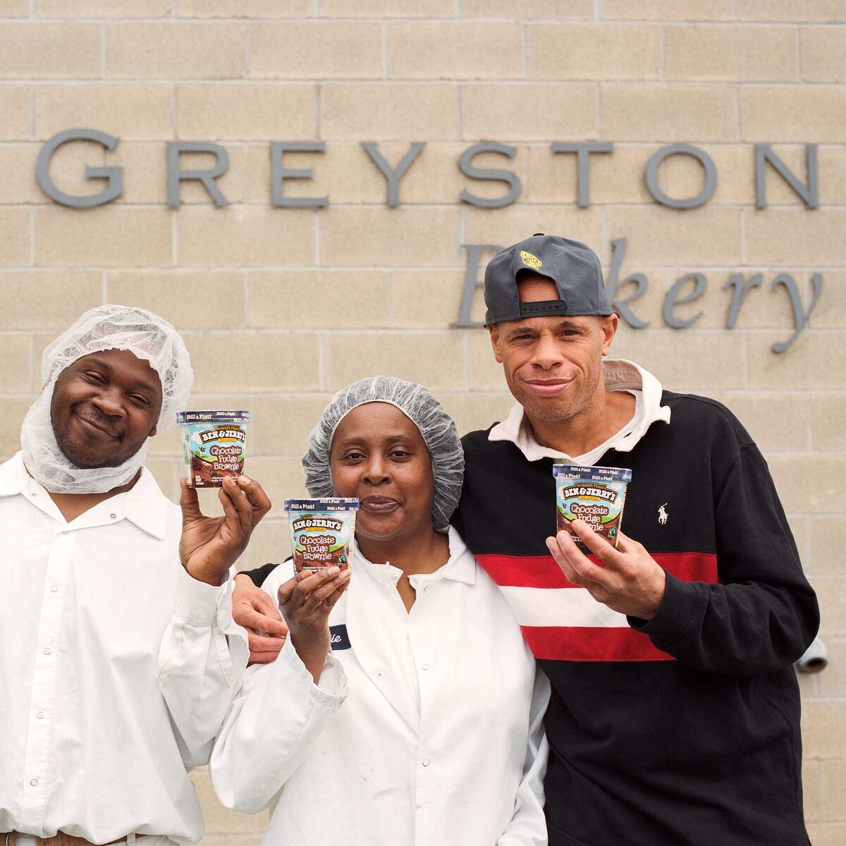 Greyston Bakery-ansatte som holder Ben & Jerry’s iskremhalvlitere